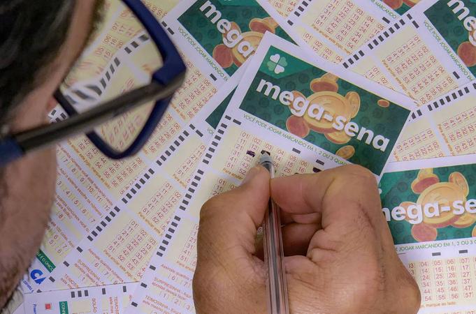 Bilhete de aposta sendo preenchido no aplicativo Loterias Caixa, portal oficial para jogos digitais