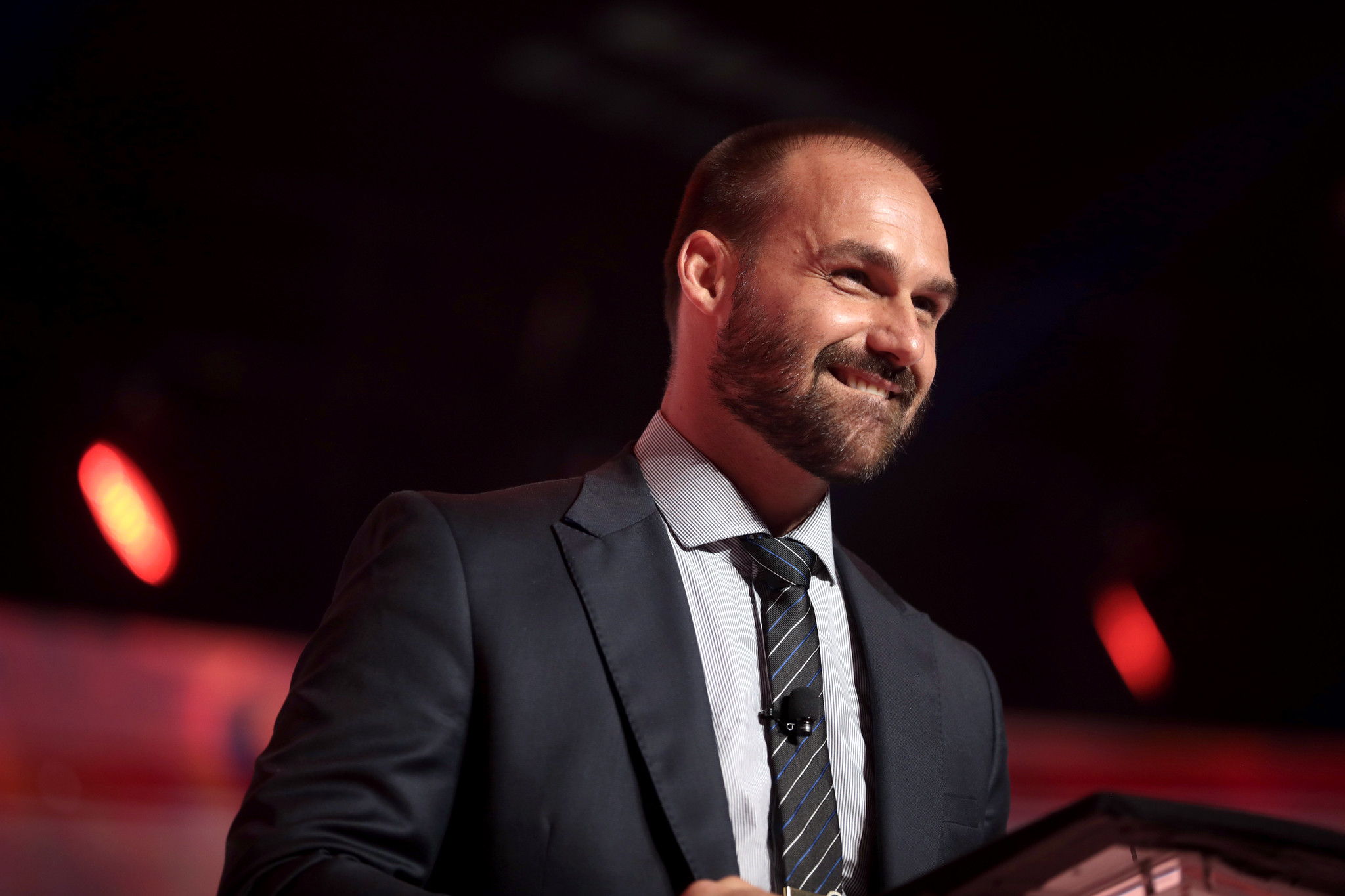 Eduardo Bolsonaro discursa sobre oposição política e relações comerciais internacionais entre Brasil e Estados Unidos. Foto: Gage Skidmore / Flickr